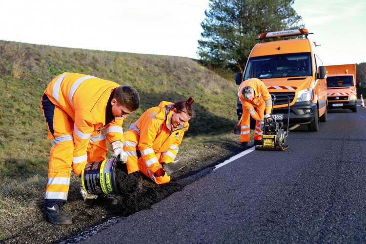 Stra&szlig;enw&auml;rter-Azubis bei der Arbeit