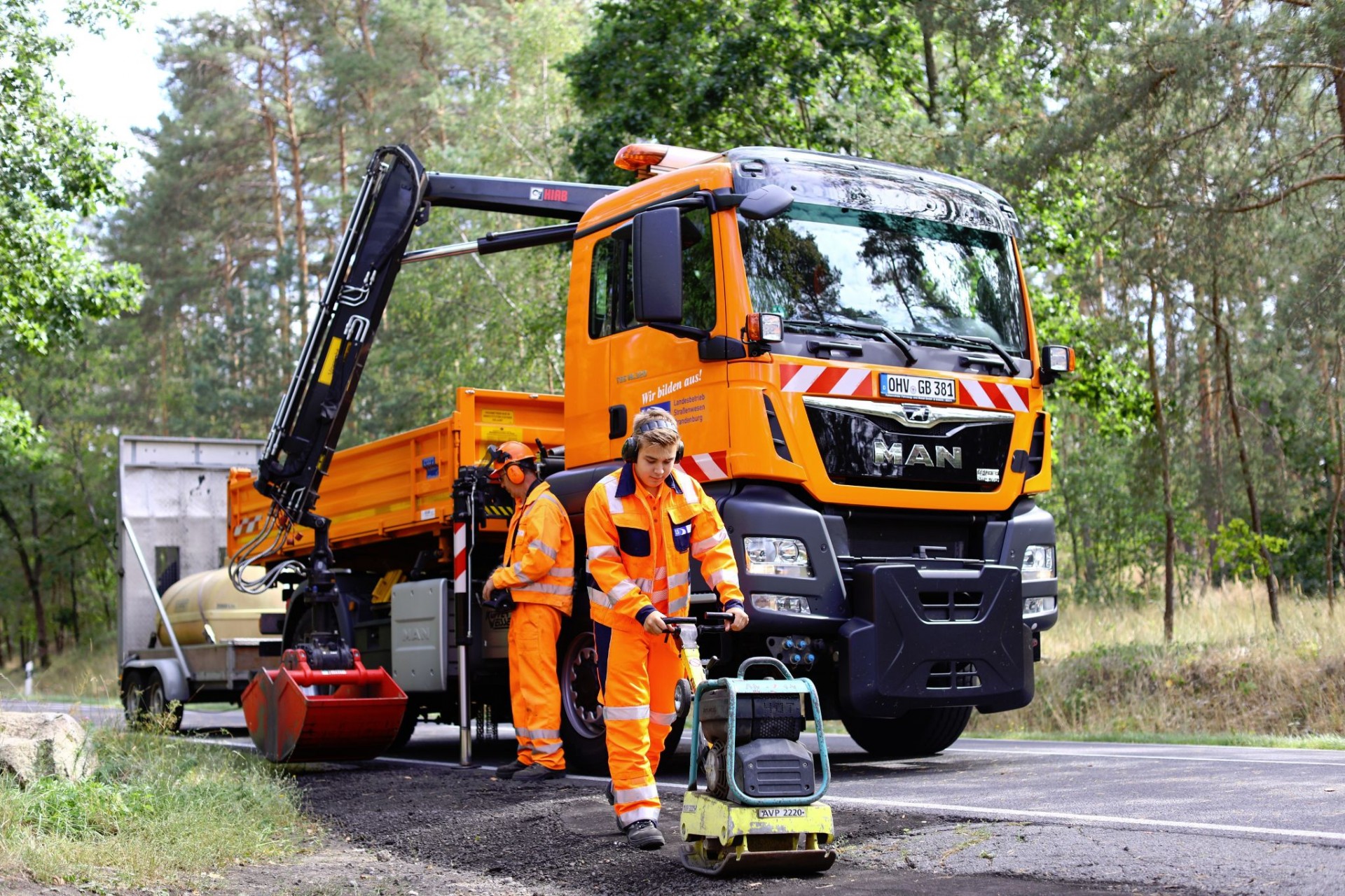 Stra&szlig;enw&auml;rter-Azubi bei der Arbeit